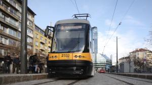 Трамвай аварира на площад Руски паметник в София съобщават потребители