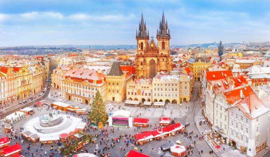 <p><strong>Прага, Чехия</strong></p>

<p>Коледните базари в чешката столица са отворени всеки ден от 26 ноември 2022 г. до 6 януари 2023 г. между 10:00 и 22:00 часа. Пазарите приветстват посетители дори на Бъдни вечер, Коледа и Нова година и гарантират много празнични забавления на жителите и гостите на града.</p>

<p><strong>Какво да опитаме?</strong></p>

<p>Сред уникалните ястия, които чехите обичат по празниците и могат да се похапнат на коледните базари, ще откриете наденички, <strong>лангош </strong>(плосък хляб, гарниран с чесън, сирене и кетчуп), пражка шунка, печена на шиш, и сладки <strong>кнедли</strong>. Гордост на чехите е и тяхната <strong>коледна рибена супа,</strong> която традиционно се готви на Бъдни вечер. Тя се приготвя с шаран, зеленчуци и подправки, а в някои версии се използва и бяло вино, сметана или рибен хайвер.</p>

<p><strong>Къде да ги намерим?</strong></p>

<p>Най-големите коледни базари в Прага са на Стария градски площад и на Вацлавския площад, в сърцето на града. Двата площада са на 5 минути пеша един от друг. По-малки базари има и на остров Кампа, пред Пражкия замък и на Хавелския пазар.</p>

<p><strong>Колко ще ни струва?</strong></p>

<p>Дори да посетите най-скъпия коледен базар в Прага, пак ще хапнете и пийнете по-евтино, отколкото в ресторант в центъра на града. Чаша греяно вино или бира струва около 3-4 евро, а за още 6-7 евро можете и да хапнете.</p>

<p>&nbsp;</p>