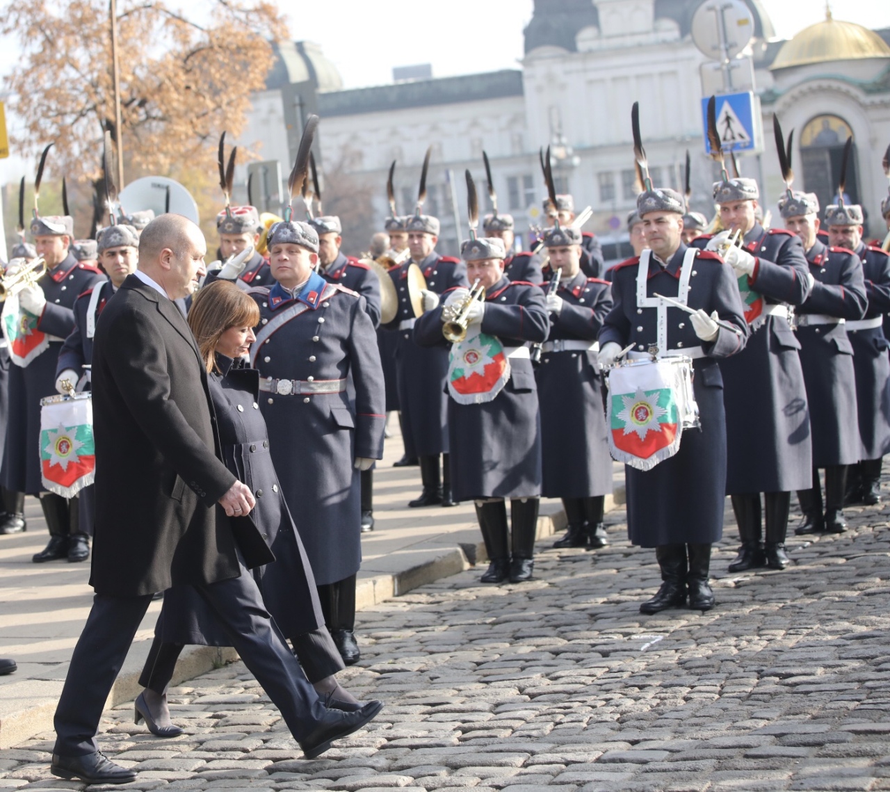 <p>Държавният глава Румен Радев посрещна с официална церемония на пл. &bdquo;Св. Александър Невски&ldquo; президента на Гърция Катерина Сакаралопупу. Двамата отдадоха почит пред Паметника на Незнайния воин в София.</p>