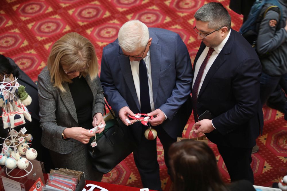 Коледен базар в парламента