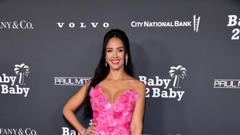  Джесика Алба е привидение в розово 