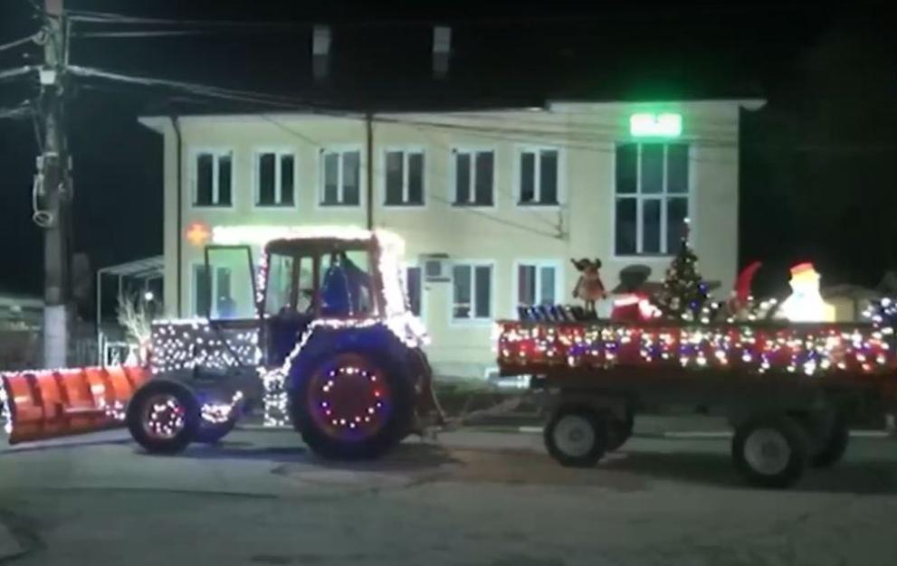 Коледен трактор радва жителите на русенското село Сандрово.Машината е украсена