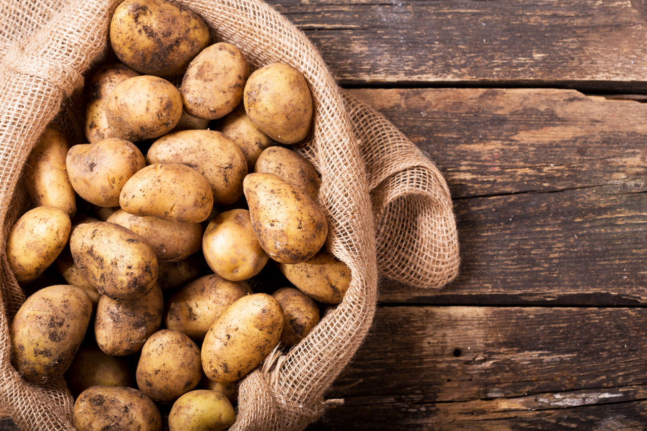 <p><strong>Картофи</strong><br />
Придържайте се към сготвените картофи. Този нишестен продукт съдържат токсични съединения, наречени гликоалкалоиди, които могат да объркат храносмилателната ви система.</p>