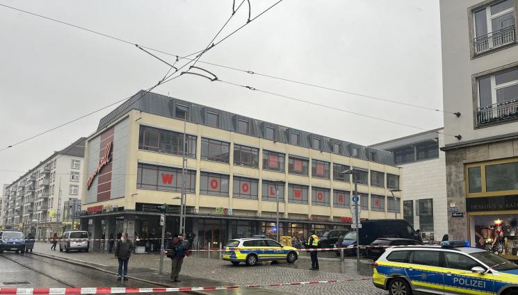 Дрезден - ЗАЛОЖНИЧЕСКАТА КРИЗА В ДРЕЗДЕН: Арестуваха похитителя на двама души в търговски център, мъжът преди това убил майка си