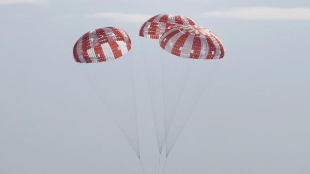 Капсулата „Орион” се приводни в Тихия океан след полет до Луната (ВИДЕО)