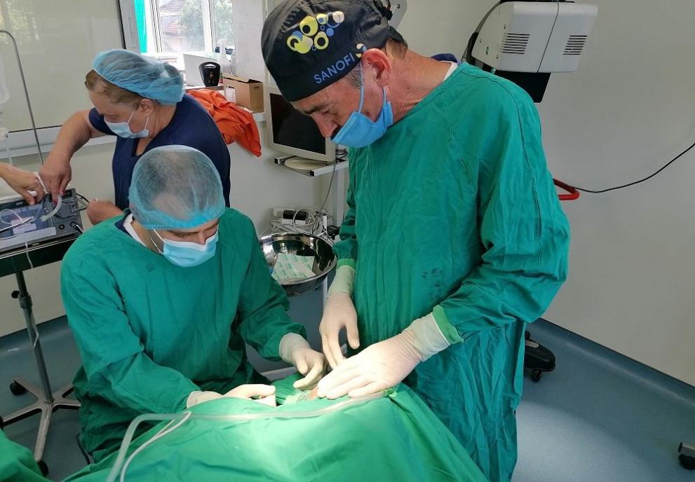 Доц. д-р Тодор Попов /в ляво/ по време на операция