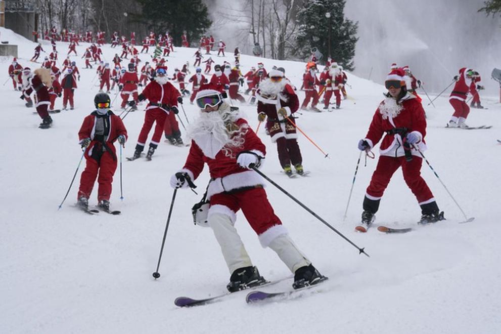 Куп двойници на Дядо Коледа излязоха на ски пистите, за