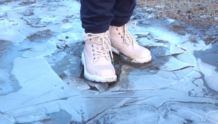 led - УЖАС ВЪВ ВЕЛИКОБРИТАНИЯ: Три деца починаха след пропадане в заледено езеро