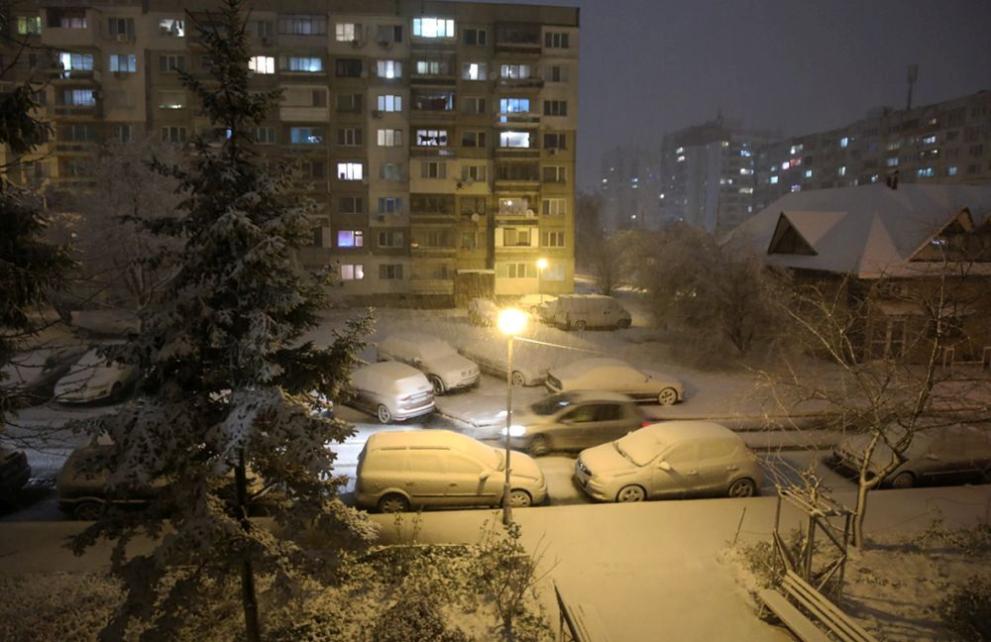 Нощен сняг натрупа в София.   Георги Димитров Вечерта се