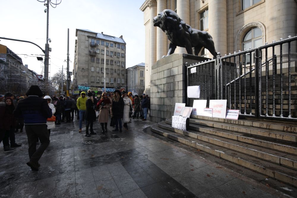 Близки и приятели на убитата Евгения Чорбанова се събраха на мирен протест пред Съдебната палата в София с искания за справедливост и доживотен затвор за извършителите