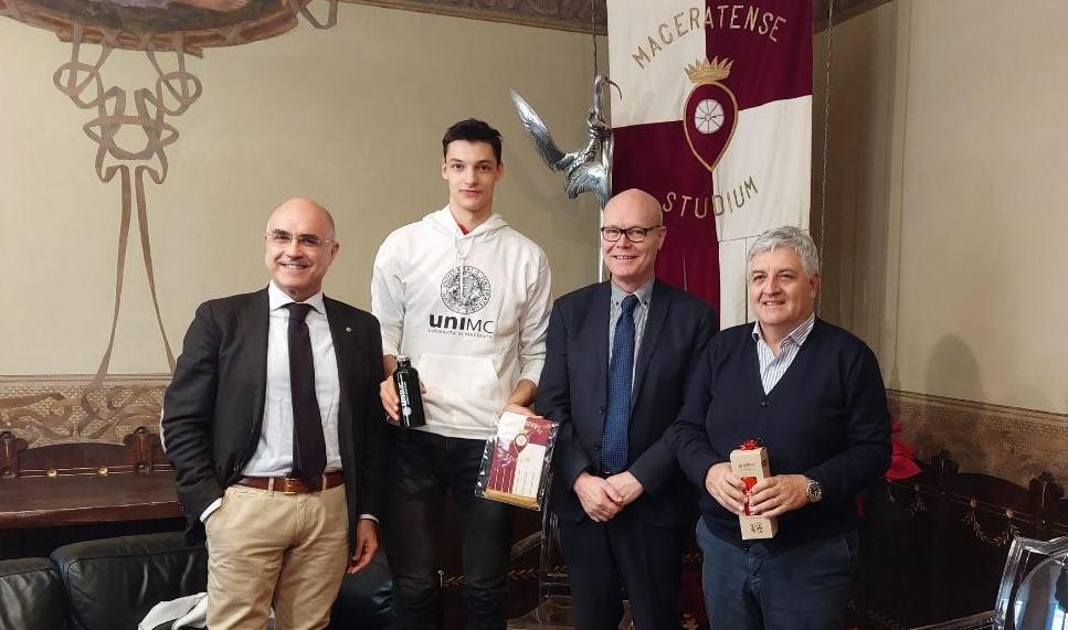 Алекс Николов