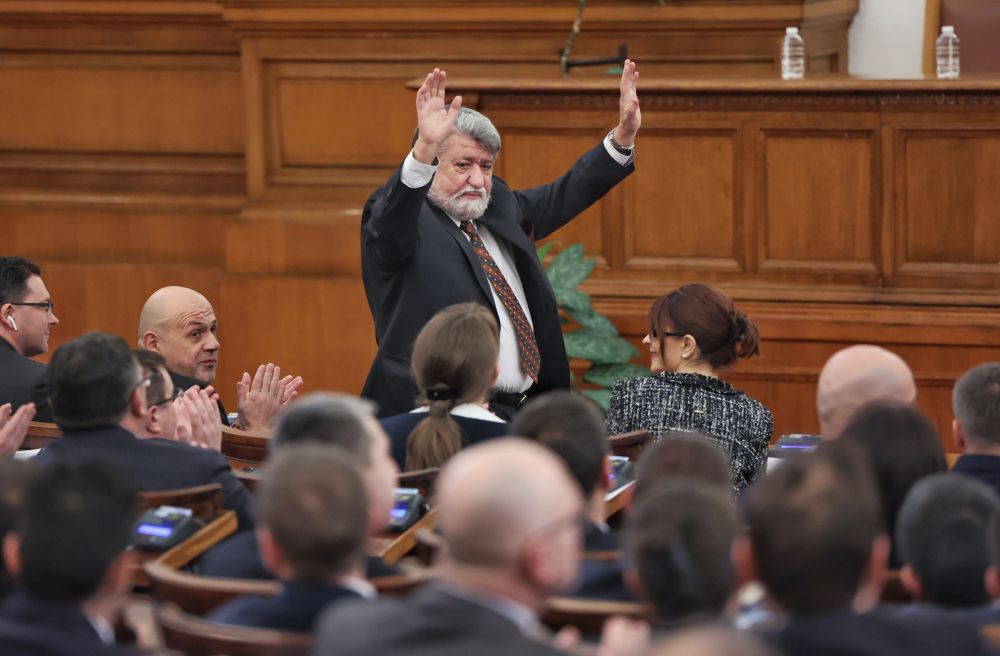 По това време депутатите заседаваха извънредно по приемането на поправка за Закона за защита от домашно насилие, която предвижда мерки за защита и за хора в интимна връзка, не само за съпрузи и двойки във фактическо съжителство.