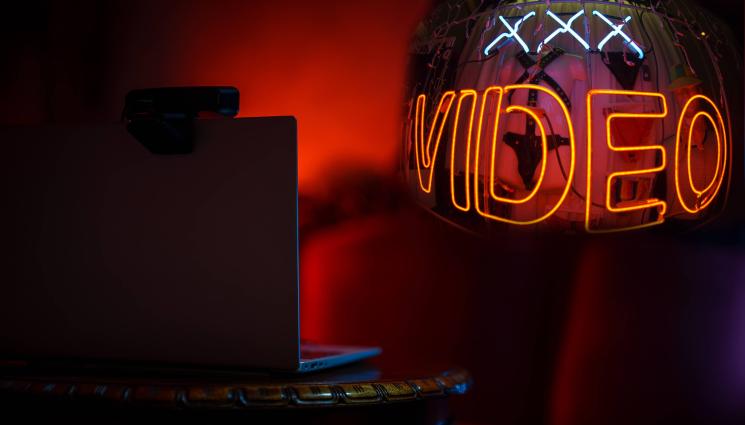 порно - САМО ЗА ВЪЗРАСТНИ: Какво порно сме гледали през 2022-ра? (СНИМКИ)