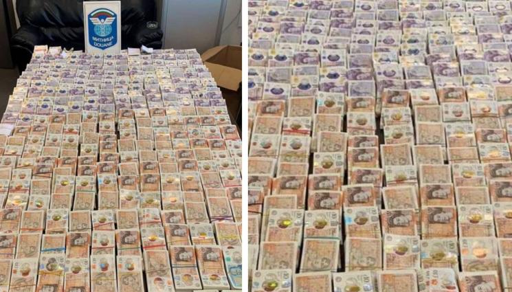 пари - Митничари спипаха цял килим от пари