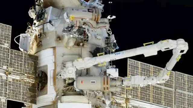 Необясним теч попречи на руснаци да излязат в открития Космос