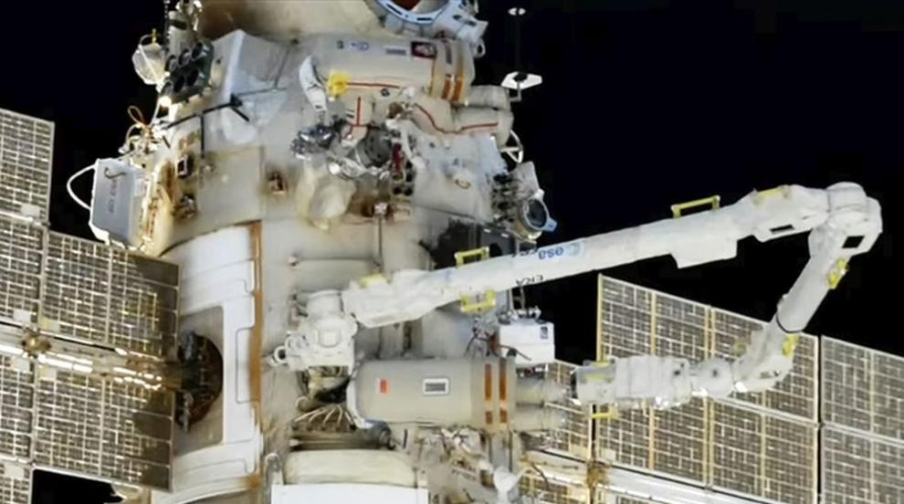 Необясним теч попречи на руснаци да излязат в открития Космос