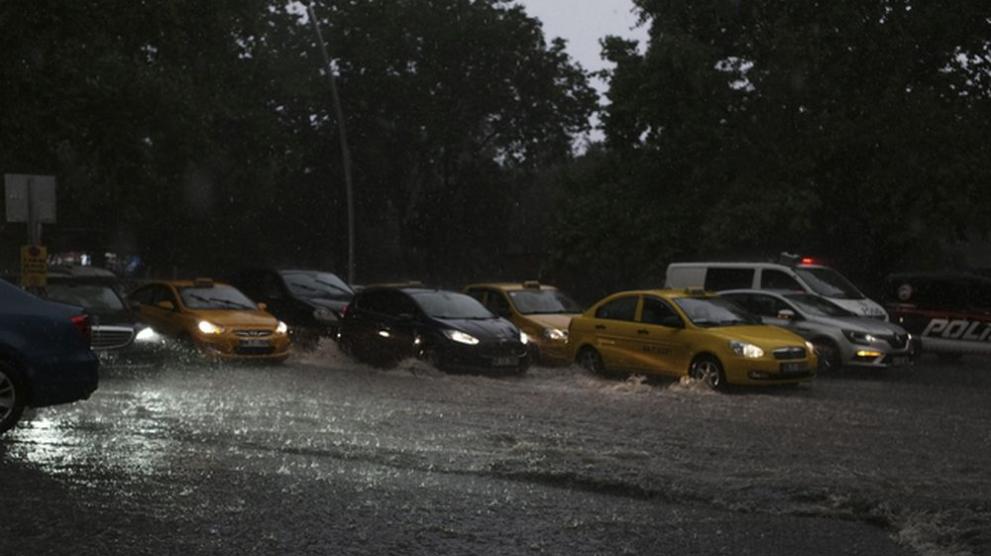 Проливни дъждове в Западна Турция засегнаха сериозно райони в турския