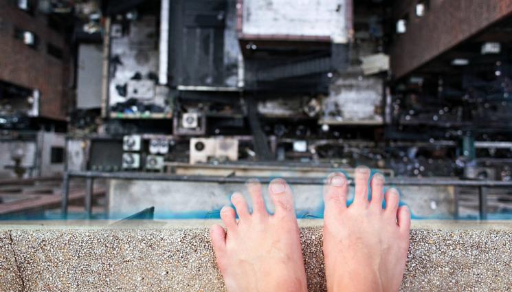 a - КАТО ПО ЧУДО: Гол мъж скочи от петия етаж и оцеля