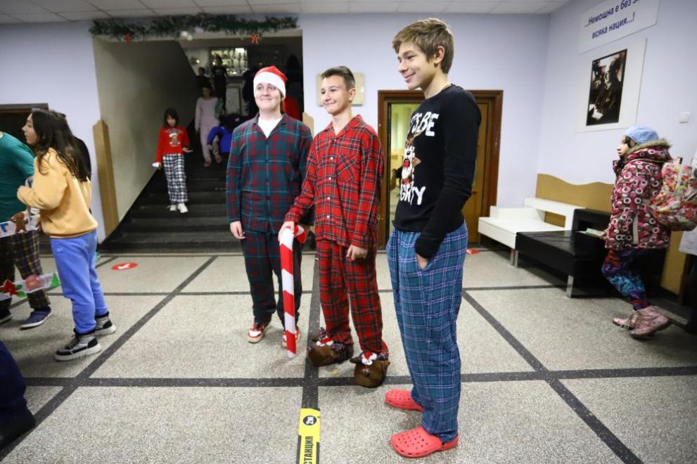 По коледни пижами и пантофи учителите и учениците от столичното