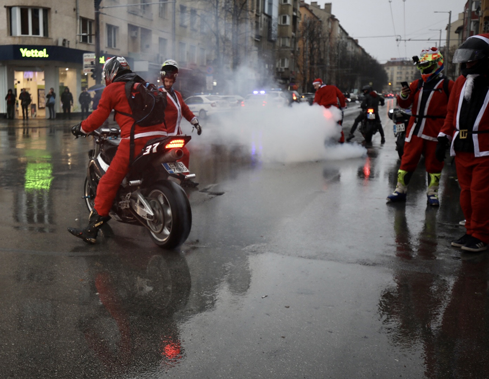 <p>За осма поредна година продължава мисията на хората от Sofia Riders, а именно - да зареждат с усмивки, празничен дух и добро настроение всички, от най-малките до най-възрастните в столицата.</p>