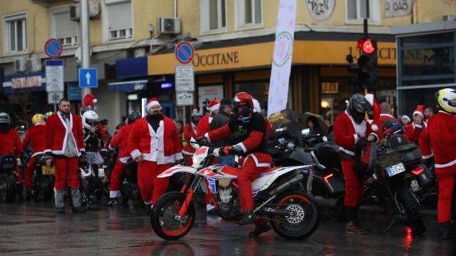 Коледно шоу на колела: Мотористи, облечени като Дядо Коледа обикалят софийските улици (СНИМКИ)