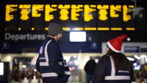 Железопътните пътници преди Коледа пътуващи от Белгия за Франция Холандия