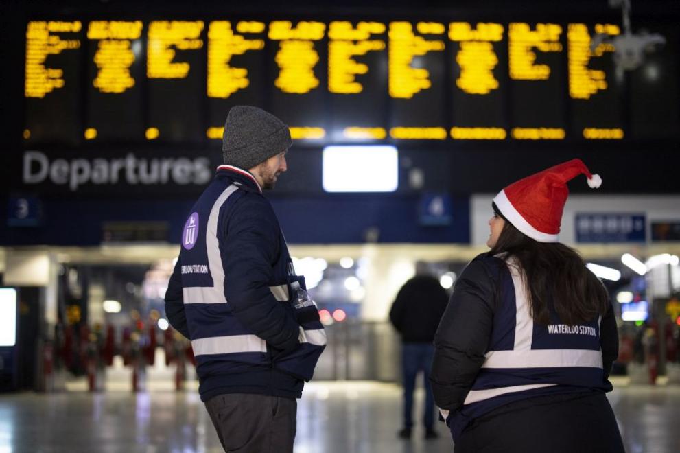 Железопътните пътници преди Коледа, пътуващи от Белгия за Франция, Холандия,