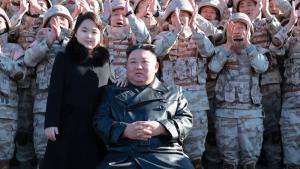 Севернокорейският лидер Ким Чен Унне присъства лично на възпоменанието по