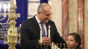 Президентът Румен Радев взе участие в традиционния ритуал за запалване