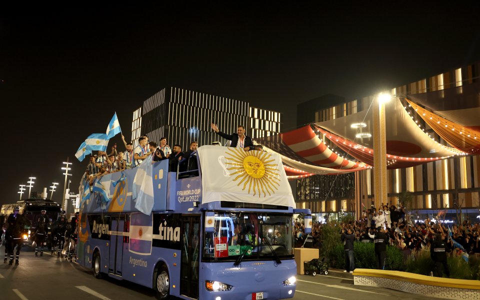 Специален автобус прибра героите на Аржентина в хотела (снимки)