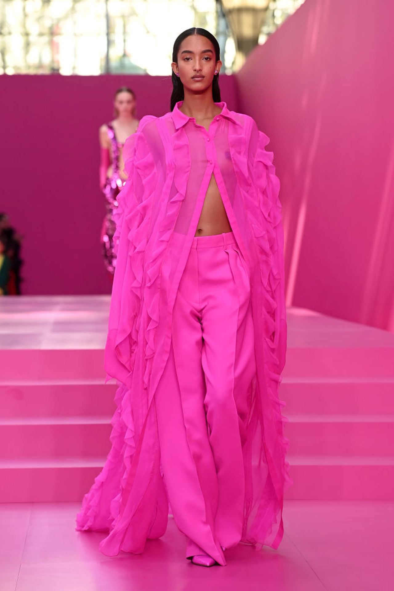 <p>През пролетта на Седмицата на модата в Париж модна&nbsp;къща &bdquo;Валентино&rdquo; представи издържана основно в розово колекция, наречена &bdquo;Горещо розово&rdquo;, включваща разнородни тоалети &ndash; от елегантни вечерни рокли до привидно ежедневни облекла, съчетани с аксесоари в същия цвят.&nbsp;</p>