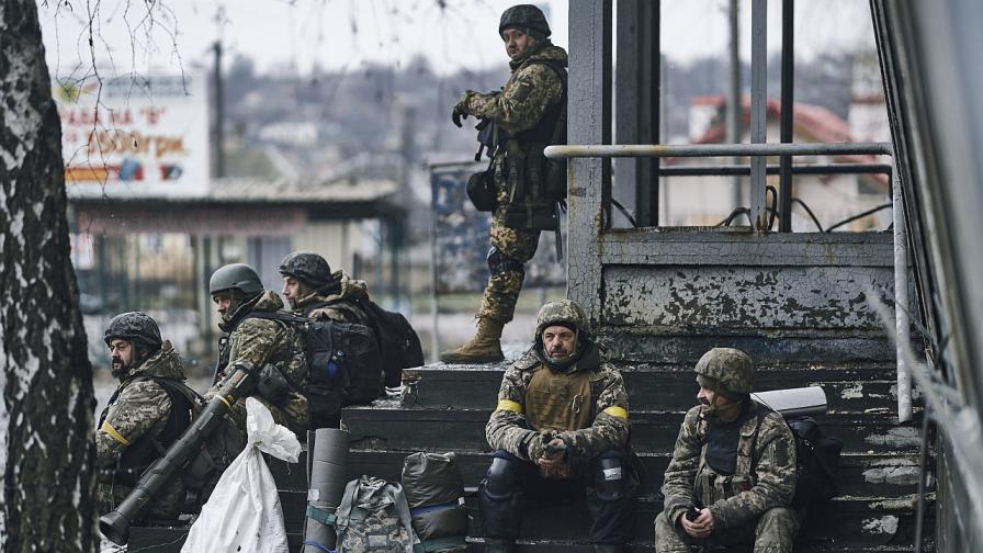 Украински войници близо до позицията си в Бахмут, Донецка област