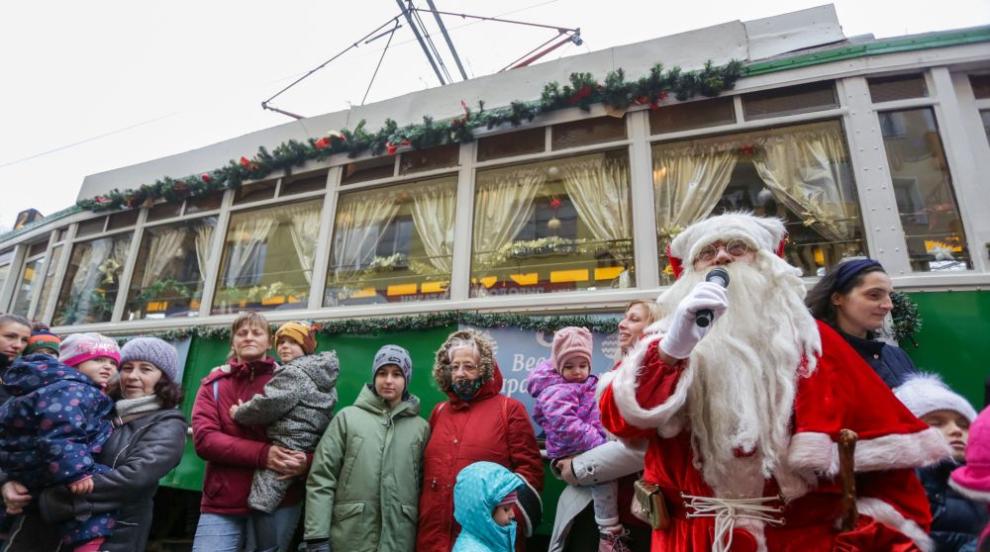 Коледният ретро трамвай потегли из София (СНИМКИ)