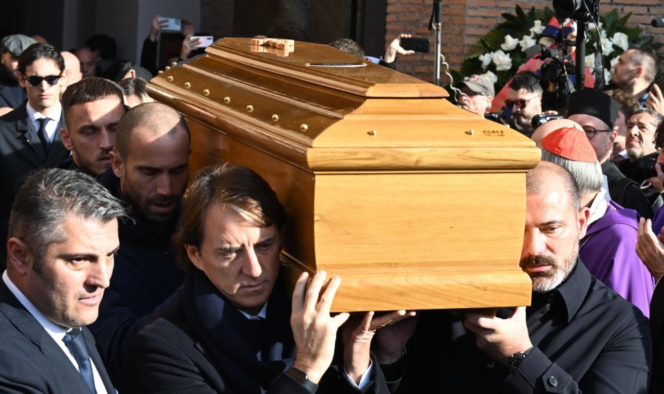 Десетки легенди се стекоха на погребението на Синиша Михайлович1