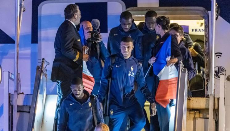 Франция - Французите се прибраха у дома, 10 000 ги срещнаха на площада в Париж