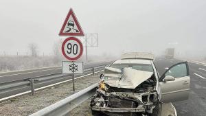 Автомобил и камион се удариха на магистралата край Шумен Катастрофа