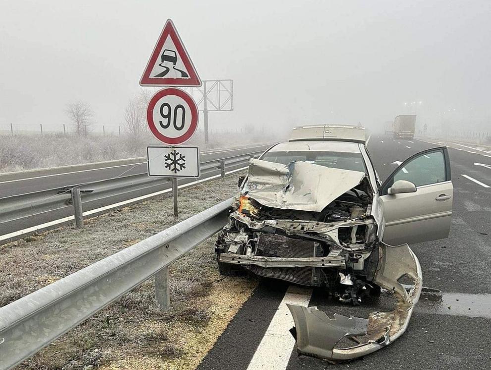 Автомобил и камион се удариха на магистралата край Шумен. Катастрофа
