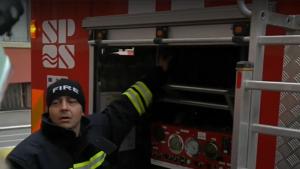 Пожарникари влизат в ролята на Дядо Коледа Пожарна коледна кола