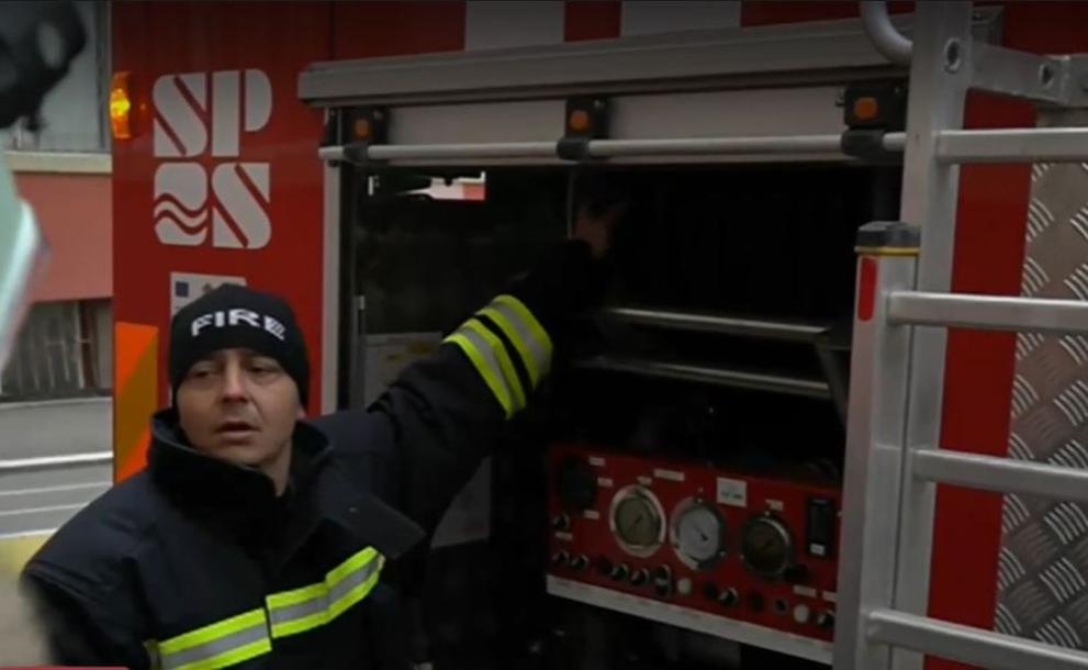 Пожарникари влизат в ролята на Дядо Коледа. Пожарна коледна кола