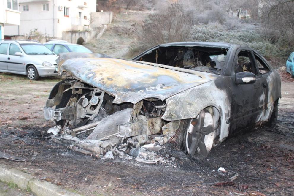 Автомобил изгоря напълно тази сутрин в Благоевград. Сигналът е получен в