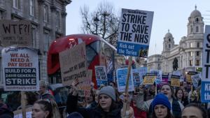Започна стачката на британските медицински сестри и екипите за спешна