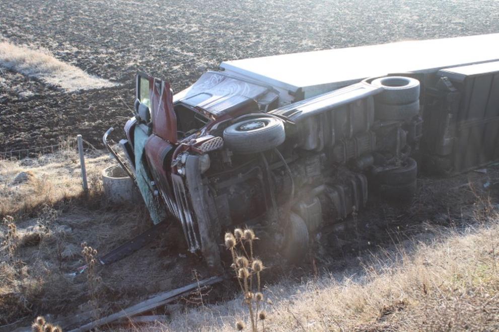 Тир се обърна на АМ Струма край Долна Диканя. Инцидентът е