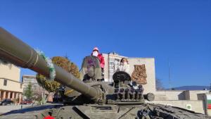 Дядо Коледа изненада жителите на Сливен с нетрадиционно превозно средство