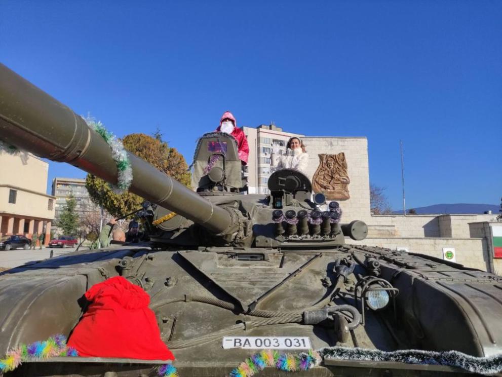 Дядо Коледа изненада жителите на Сливен с нетрадиционно превозно средство.