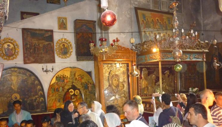 Богородица - ЧУДЕСА И ВЯРА: Богородица се усмихва над яслите на Иисус