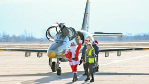Дядо Коледа пристигна на Летище Пловдив и зарадва с подаръци