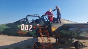 Дядо Коледа кацна в авиобаза Безмер край Ямбол с щурмови