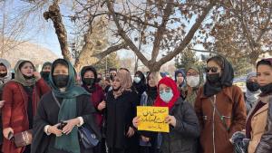 Малка група афганистанки се събраха днес на протест в столицата