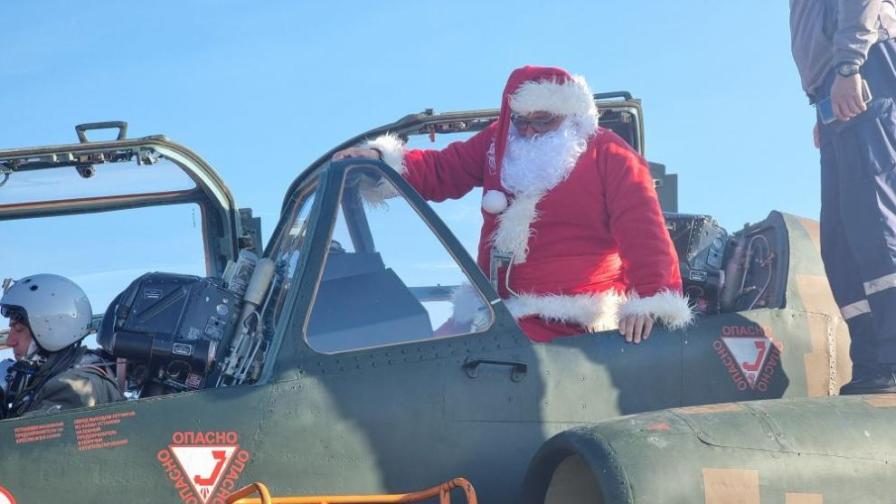 Дядо Коледа кацна в авиобаза „Безмер“ (СНИМКИ)
