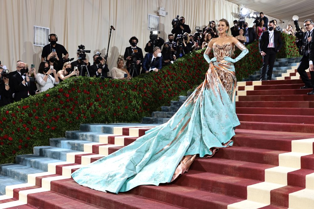 Блейк Лайвли в рокля на Versace, която ще остане в историята на модата